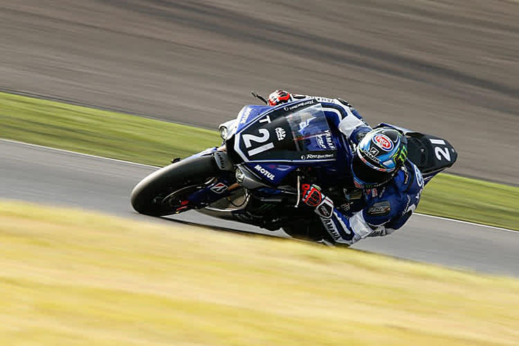 Suzuka-Debütant Alex Lowes hatte die Ehre das Motorrad über die Ziellinie zu steuern