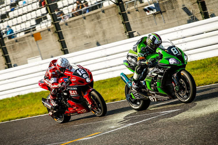 Noriyuki Haga (Yoshimura Suzuki) im harten Infight mit Leon Haslam (Team Green)