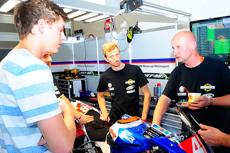 Ingo Nowaczyk im Gespräch mit Stefan Kerschbaumer, Dominik und Patrick Vincon (vrnl.)