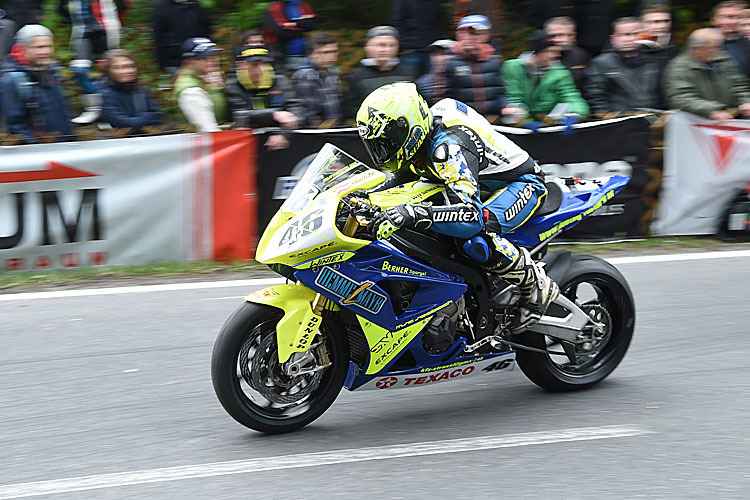 Wolfgang Gammer gibt seiner BMW S1000RR die Sporen