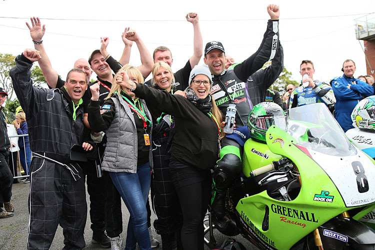 Ausgelassene Stimmung im Team von Greenall Racing nach Platz 3 durch Horst Saiger