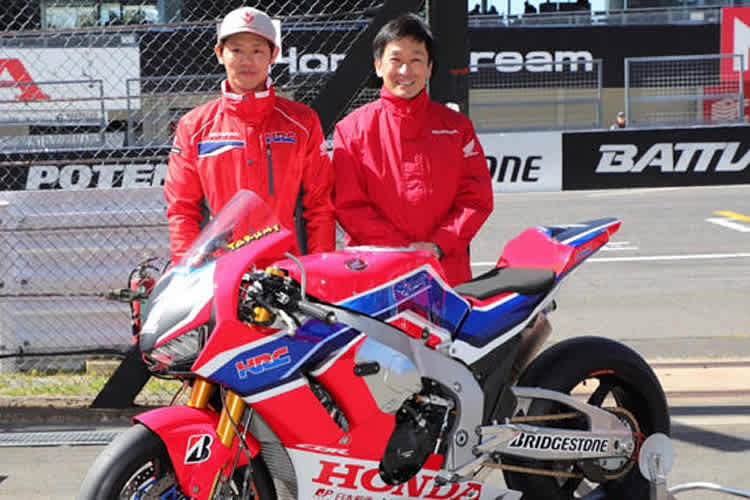 Teammanager Tohru Ukawa (re.) mit Takumi Takahashi