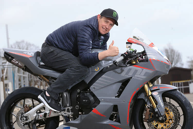 John McGuinness nahm schon einmal eine Sitzprobe auf dem Motorrad von Michael Dunlop