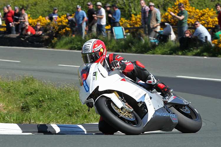 2013 steuert Michael Rutter zum letzten Mal die MotoCzysz zum Sieg in der TT Zero