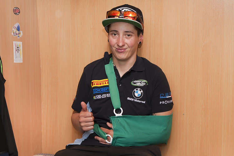 Lucy Glöckner trägt den Arm schon mal in der Schlinge