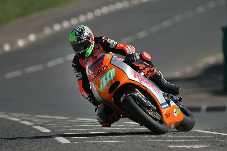Wie im Vorjahr gewinnt Martin Jessopp das erste Supertwin-Rennen