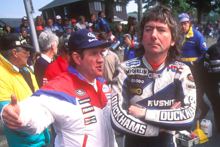 Joey Dunlop (re.) mit seinem Manager Davey Wood, der ungekrönte «King oft the Mountain»