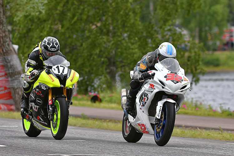 Jochen Rotter (32) im Zweikampf mit Pertti Lindegren