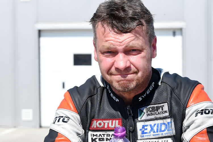 Die Situation ist für den fünffachen Seitenwagen-Weltmeister verzwickt