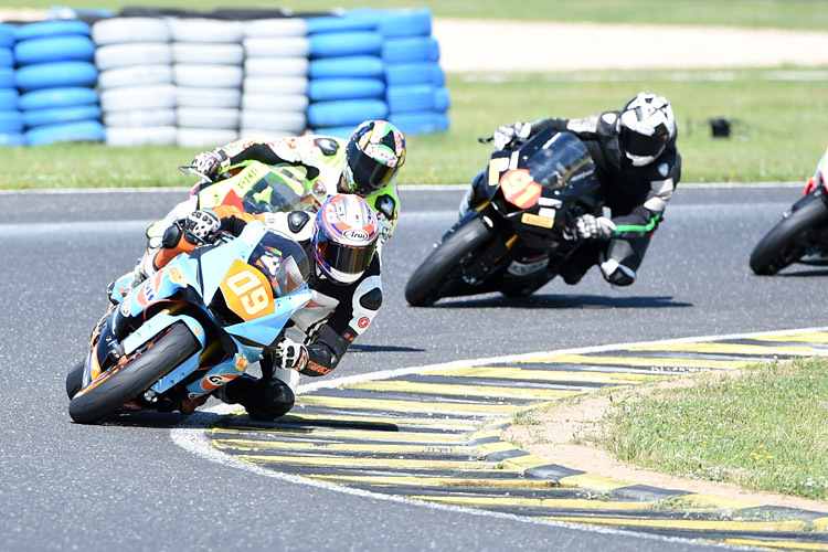 Lukas Walchhütter (09) vor Raimund Söllinger und Julian Trummer (91)