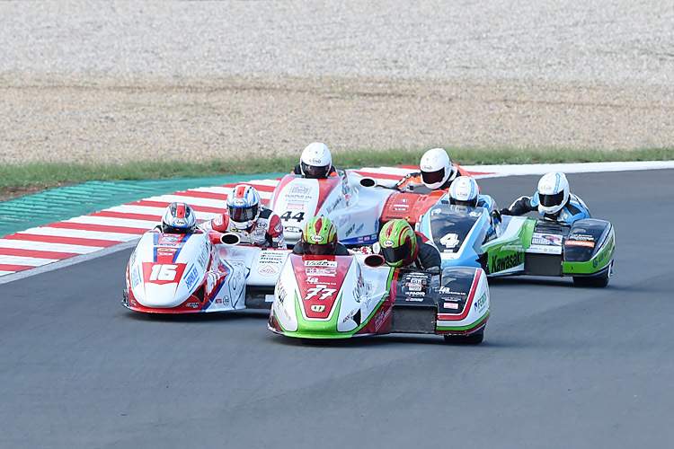 Reeves/Wilkes (77) übernehmen nach dem Start die Führung vor Birchall/Birchall (16), Streuer/Rousseau (4) und Päivärinta/Veräväinen