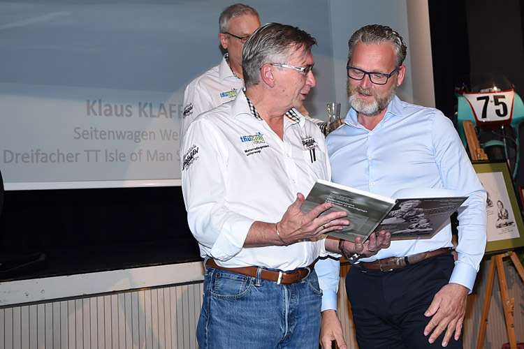 Seitenwagen-Weltmeister Klaus Klaffenböck warf einen interessierten Blick ins Nachschlagewerk