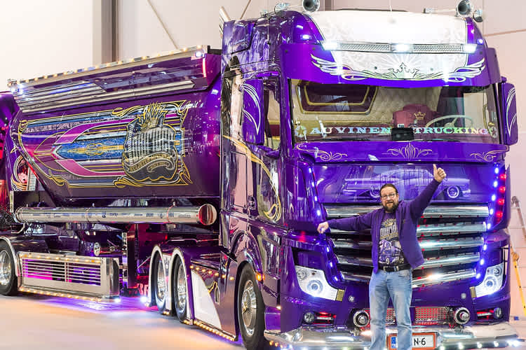 Super-Mercedes-Truck mit zwei Aufliegern 