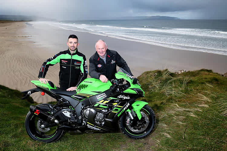 Glenn Irwin (li.) neben Renndirektor Mervyn Whyte