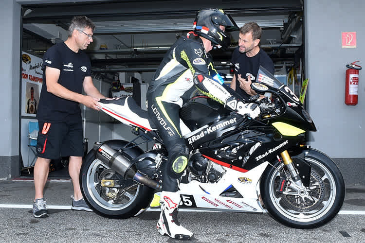 Herbert Kemmer (re.) gibt seinem Neffen Christopher Kemmer vor dessen Einsatz noch letzte Tipps