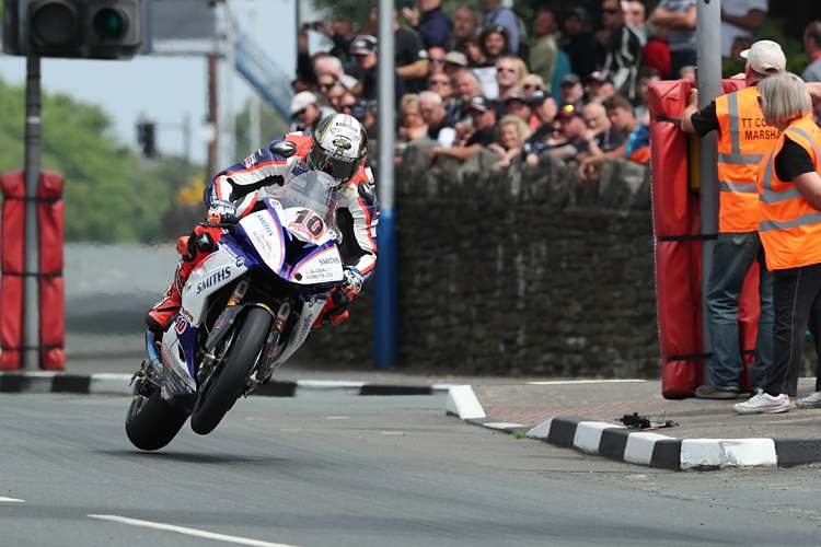 Peter Hickman auf seinem Weg zum Gewinn der Senior-TT 2018