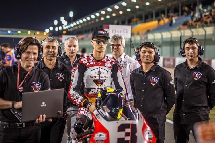 Peter Bales links neben Lukas Tulovic in Katar