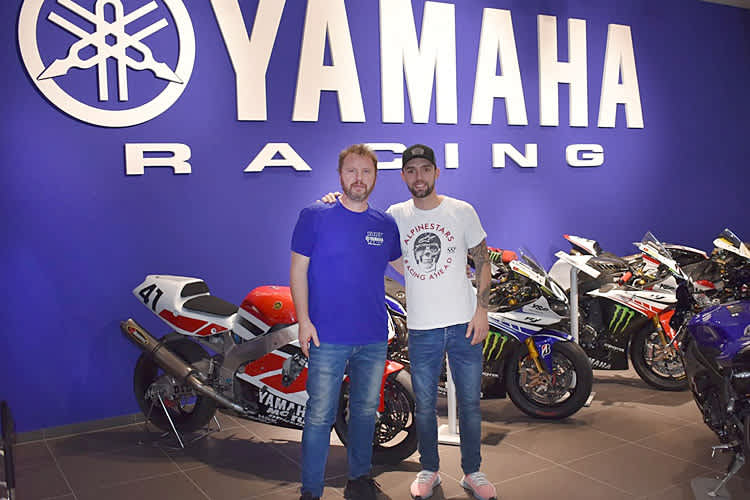 Jonas Folger mit Mandy Kainz im YART-Hauptquartier