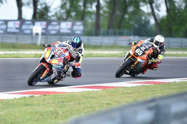 Lucy Glöckner (56) vor Jan Viehmann (Motobox Kremer)