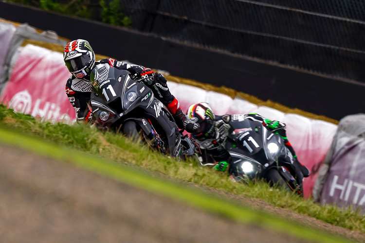 Jonathan Rea (vorne) und Leon Haslam drehten in Suzuka fleißig ihre Runden