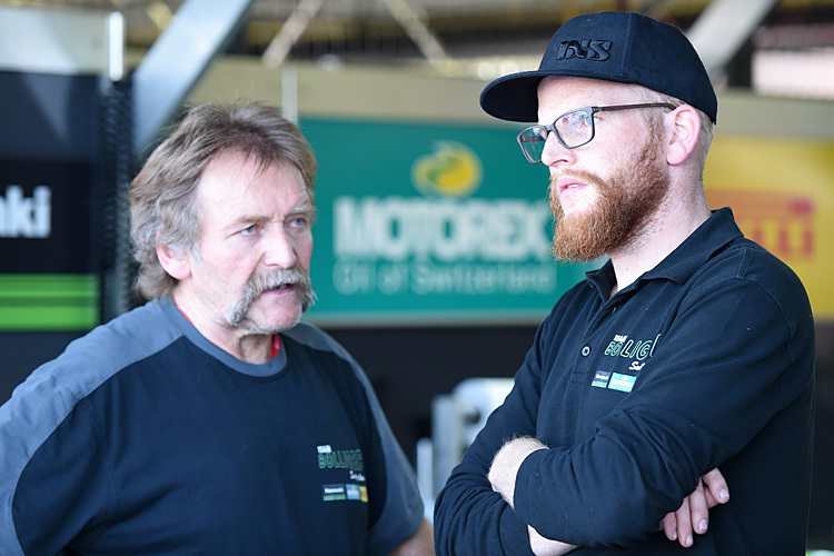 Kevin Bolliger (rechts neben Vater Hanspeter) wurde bei der Fahrersuche fündig