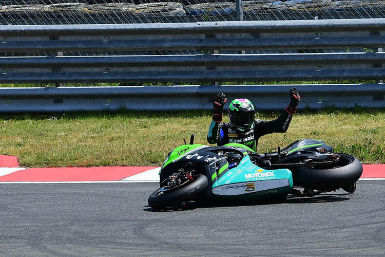 Nigel Walraven ist hilflos unter der Kawasaki gefangen