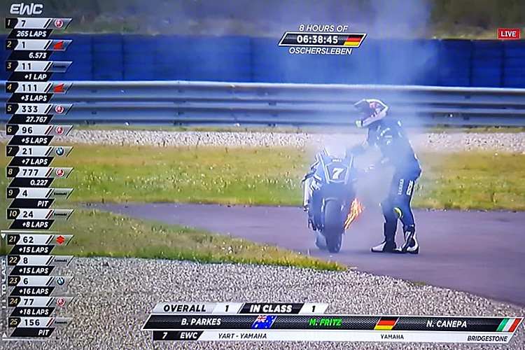 Das Motorrad von YART Yamaha steht nach einem Motorschaden in Flammen