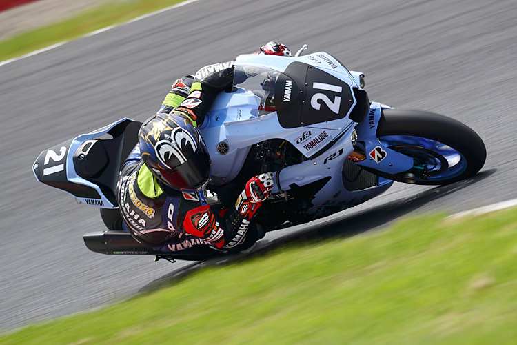 Katsuyuki Nakasuga auf der in TECH21-Farben lackierten Werks-Yamaha