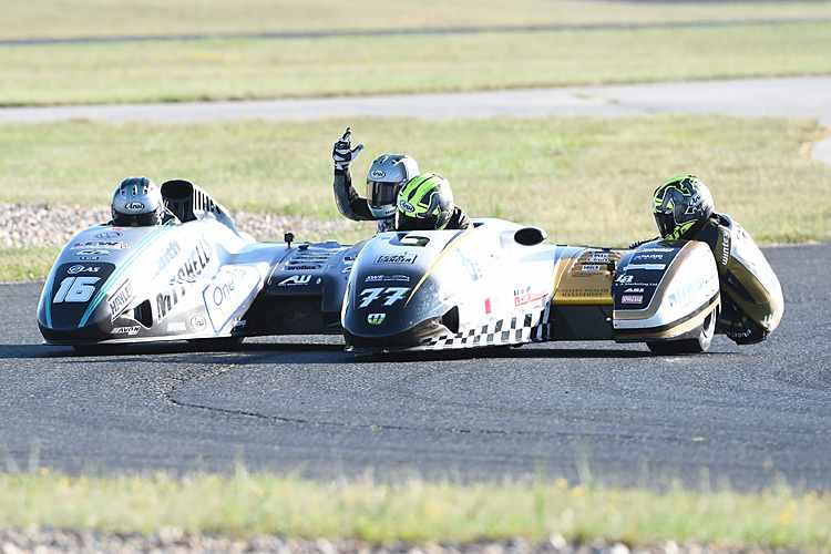 Harte Bandagen im Zweikampf zwischen Birchall und Reeves