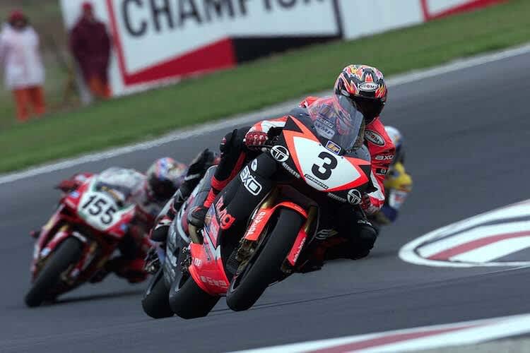 Wie Max Biaggi holte auch Troy Corser viele Rennsiege mit der Startnummer 3 - aber mit der RSV1000