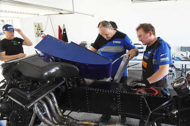 Manfred Wechselberger (re.) und Janez Remše (Mitte) bei der Fehlersuche