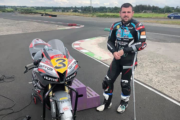 Michael Dunlop benötigt Hilfe, um auf sein Motorrad zu kommen