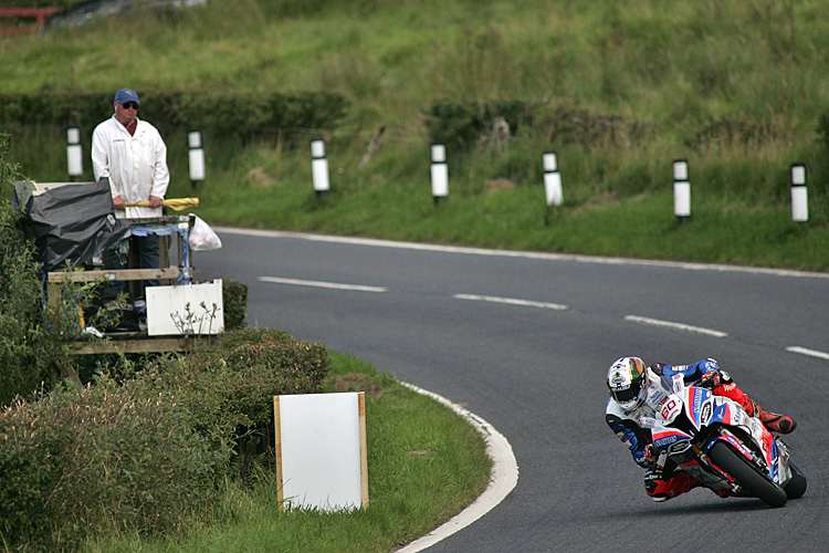 Der Brite Peter Hickman setzt beim Ulster Grand Prix neue Maßstäbe