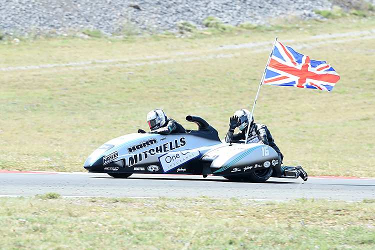 Ben und Tom Birchall feiern Sieg mit Union-Jack