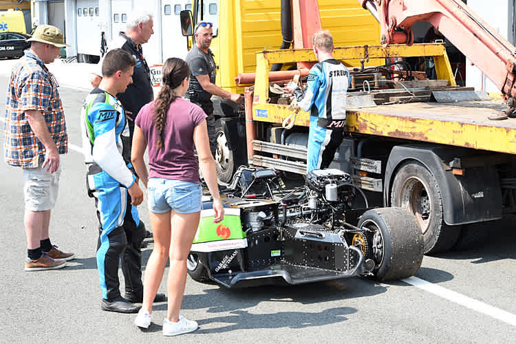 Einmal mehr musste das Gespann vom Abschleppwagen zurück an die Box gebracht werden