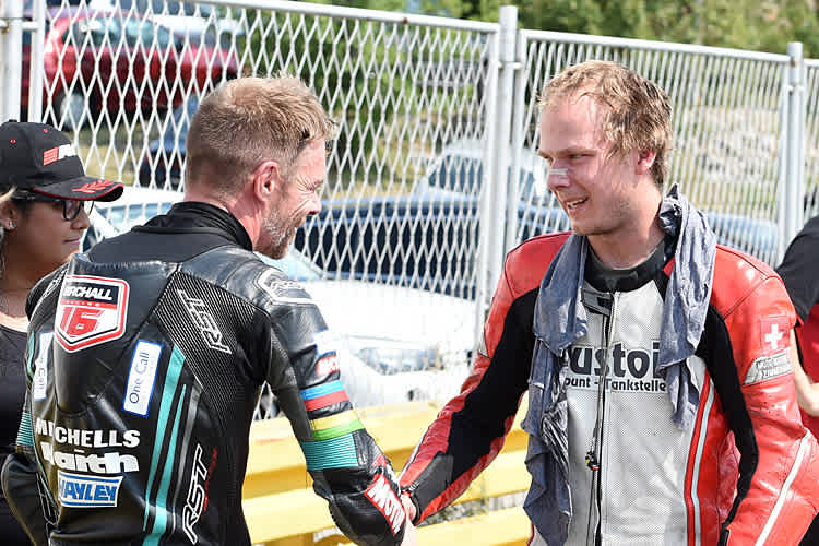 Sogar Weltmeister Ben Birchall (li.) gratuliert Lukas Wyssen zur tollen Leistung