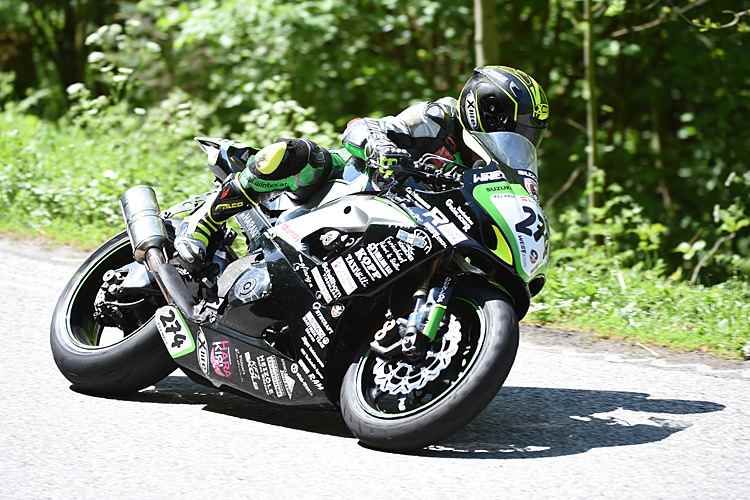 Seitenwagen-Passagier Manfred Wechselberger ist auch auf zwei Rädern flott unterwegs
