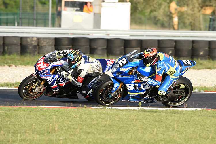 Philipp Steinmayr lässt in der Slowakei sein Können aufblitzen und überholt Gregg Black (2) auf der Außenspur