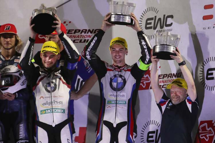 Mikhalchik, Reiterberger und Daemen stemmen die Trophäen in den nächtlichen Himmel von Malaysia