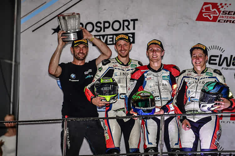 Rundum glückliche Gesichter nach einem anstrengenden Renntag