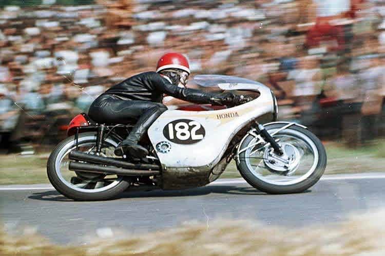 Luig Taveri mit der 125-ccm-Vierzylinder-Honda auf dem Sachsenring 1964