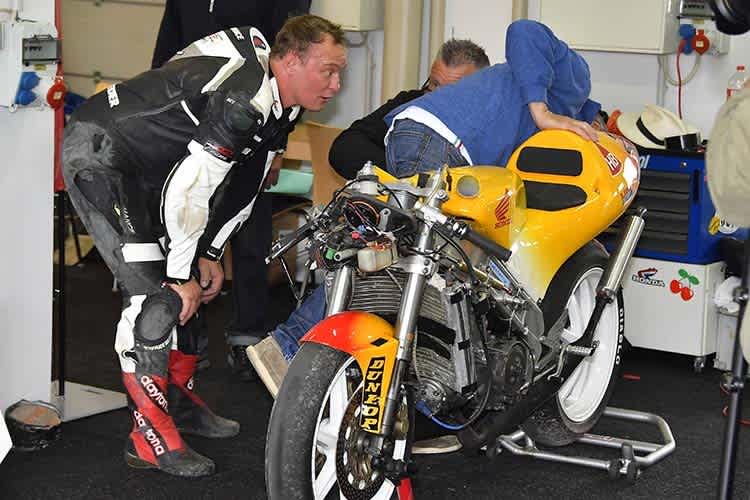 Ein Fan von Kurve 11: Waldi besichtigte 2017 seinen Sturzschaden  