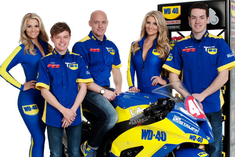 Barry Burrell (Mitte) mit seinen neuen WD-40-Teamkollegen