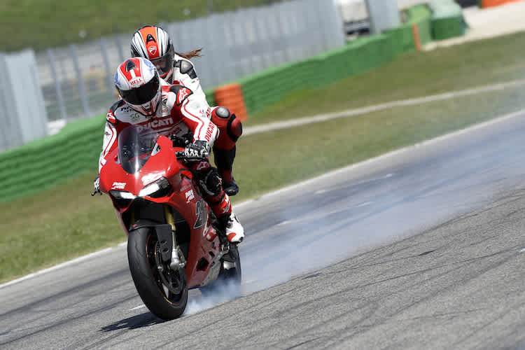 Troy Bayliss lässt auch mit einer Sozia die Bikes fliegen