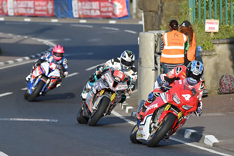 Ian Hutchinson vor Michael Dunlop und Davey Todd
