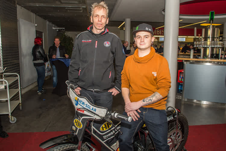 Robert Lienemann (l.) und Marcel Limberger (r.) freuen sich über Neuzugang Grzegorz Zengota