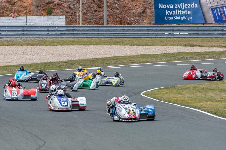  Start, Kurve 1: 77 Reeves/Cluze, 4 Streuer/Koerts, 44 Päivärinta/Kirsulainen