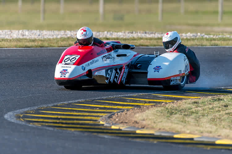 Mike Roscher/Anna Burkard auf ihrer LCR BMW 