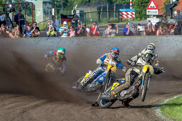 Staphorst: James Shanes (4) vor Stephan Katt (7)