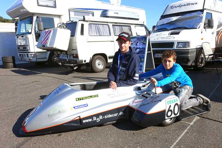 Weltmeister Bennie Streuer und ein Kid beim Probesitzen